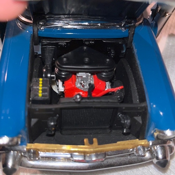 The Danberry mint 1957 Chevrolet Bel Air convertible - Picture 4 of 6